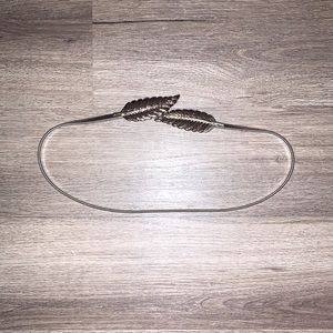 Silver toned belt w/ Leaf closure. Metal w/ stretch. EUC. 31 in- 45 in stretched